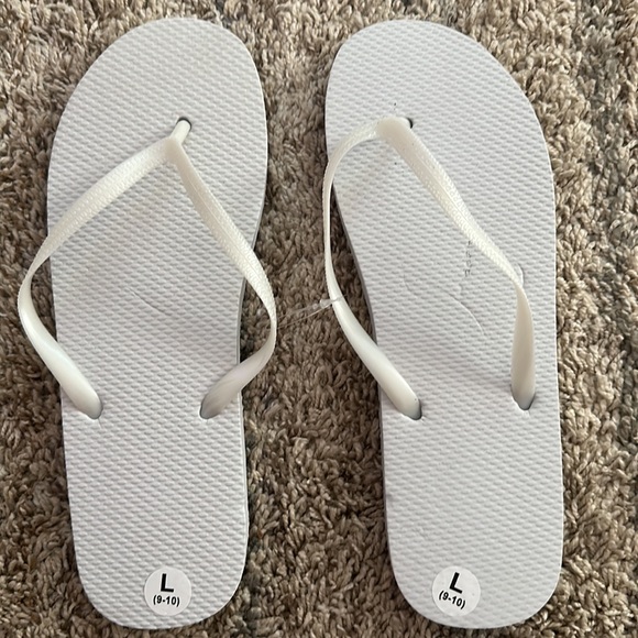 NWT 3 pairs of flip flops - Picture 5 of 6